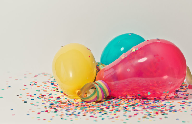 Party Dekoration: Ballons und Konfetti