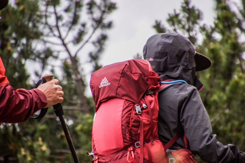 Person mit einem Schwimmrucksack