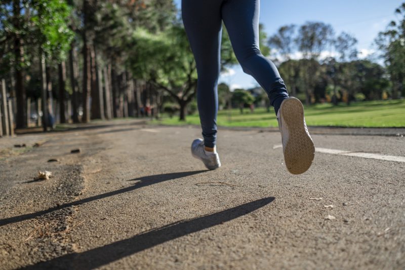 Joggerin läuft auf Straße