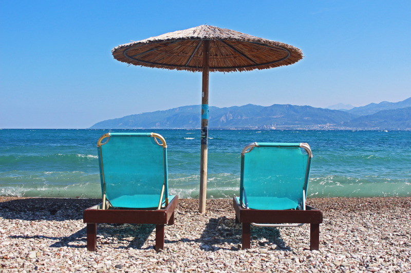 Sonnenliegen am Strand