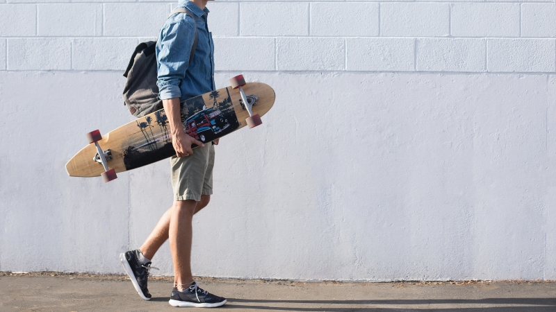 Mann mit Longboard