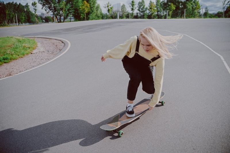 Frau auf dem Longboard