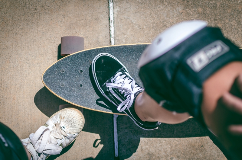 Junge auf Longboard Close Up