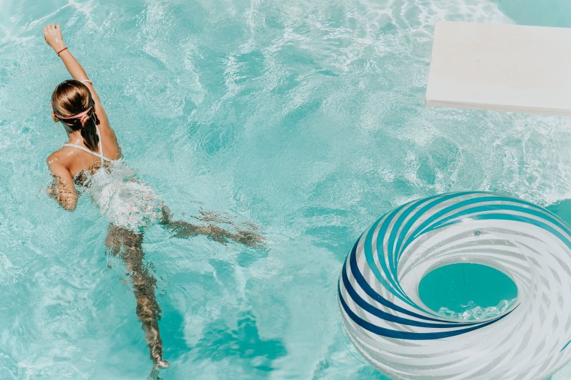 Schwimmmatratzen für spaßige Spiele im Freibad