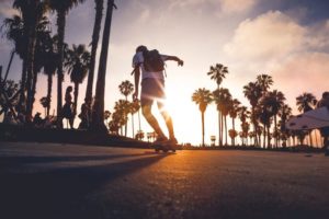 Longboard fahren entgegen der Sonnen