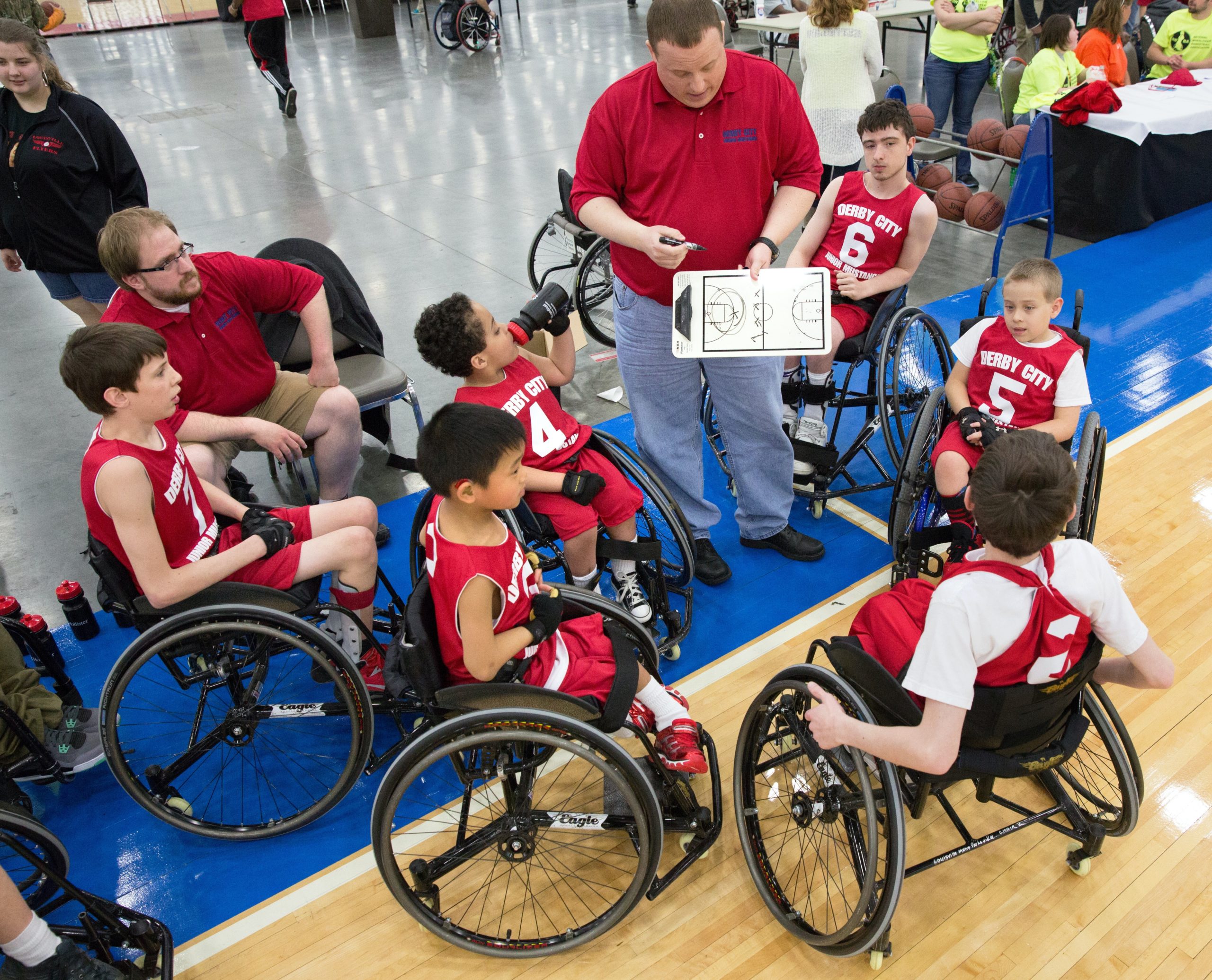 Einer Basketballmannschaft werden die Regeln erklärt