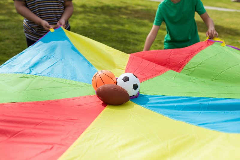 Buntes Tuch mit Bällen.