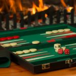 Backgammonspielbrett vor Kamin