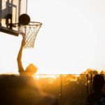 Basketballkorb vor einem Sonnenuntergang