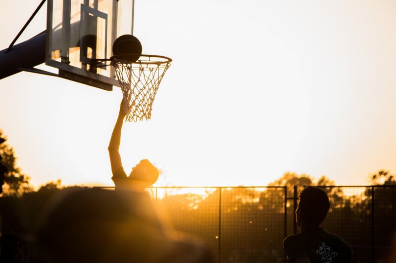 Basketballkorb vor einem Sonnenuntergang