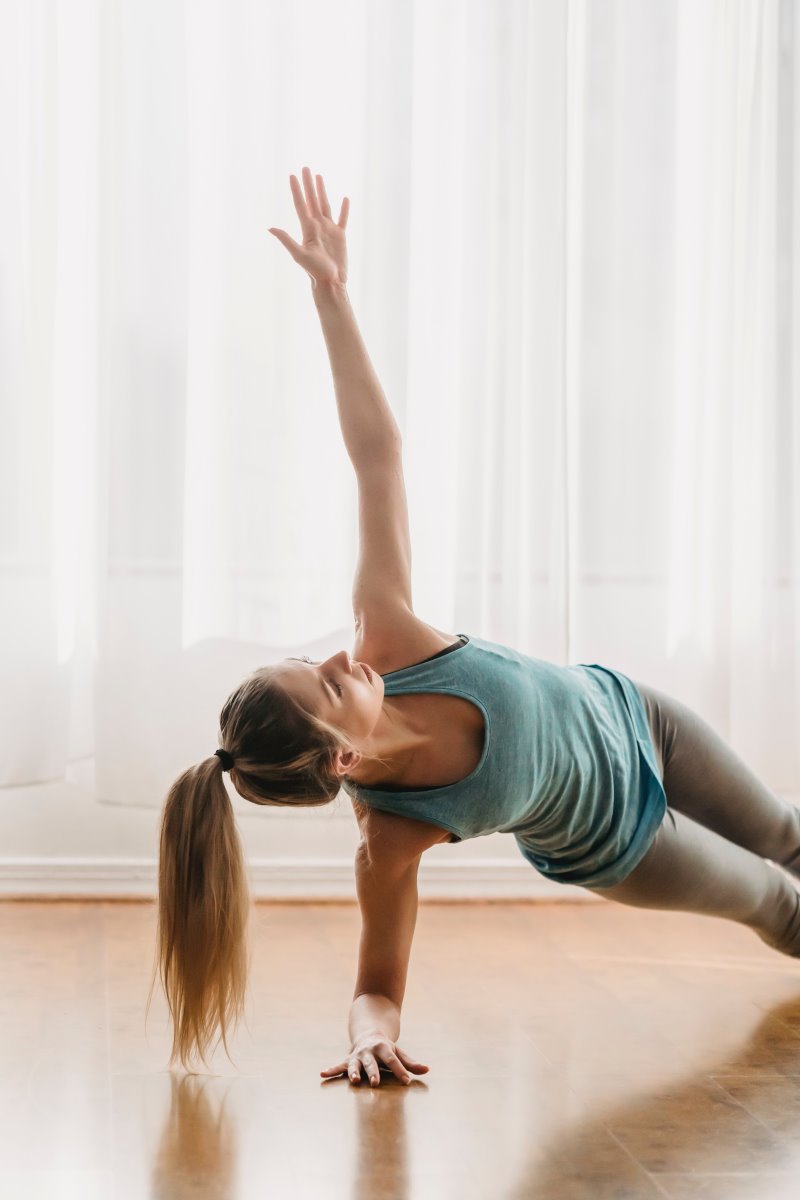 Side Plank wird Zuhause ausgeführt um den Bauch zu trainieren