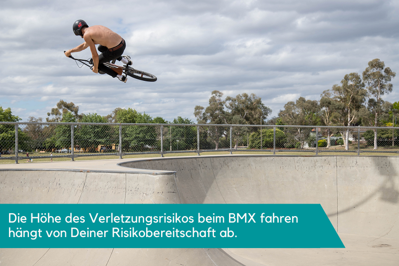 Ein BMX-Fahrer der in der Luft einen riskanten Trick demonstriert.