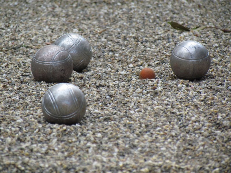 Boule-Kugeln aus Metall neben dem Schweinchen