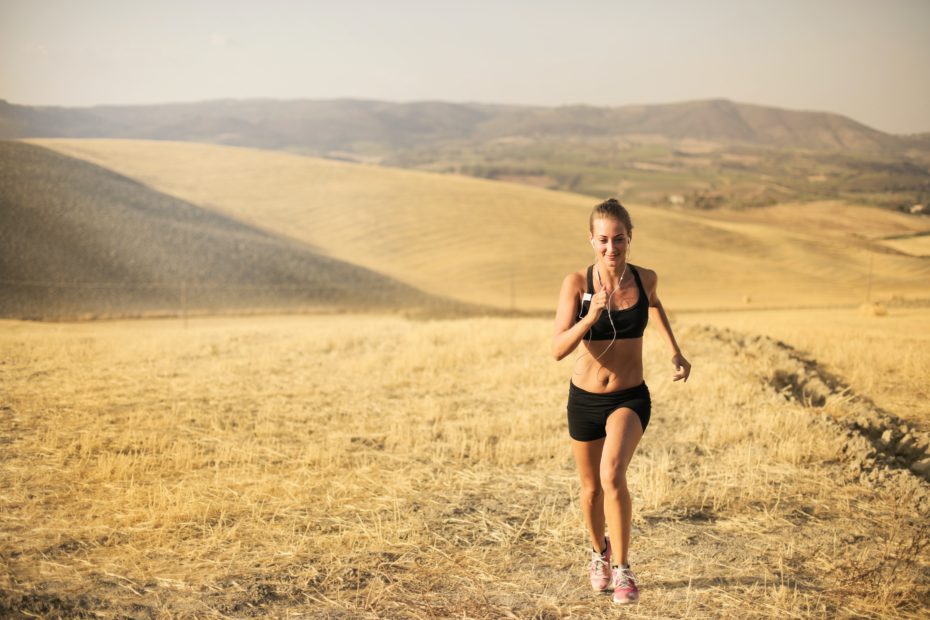 Frau cardio laufen gehen