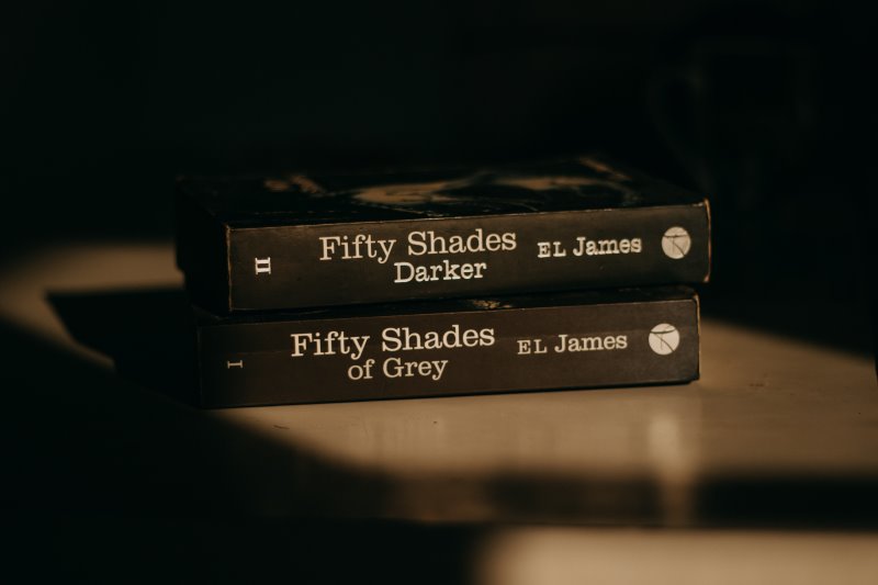 Die Fifty Shades of Grey Bücher mit dunklem Hintergrund