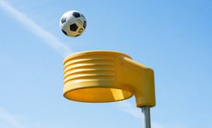 Ball wird in den Korb geworfen beim Korfball