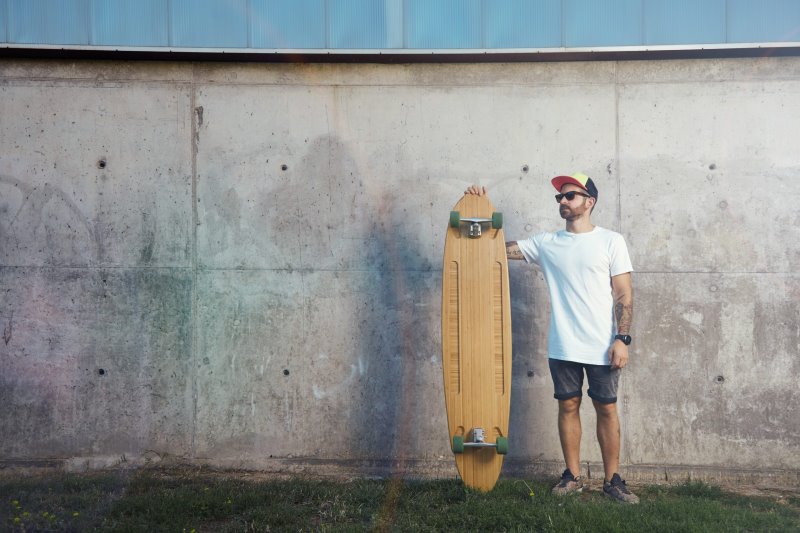 Ein Mann mit einem Longboard