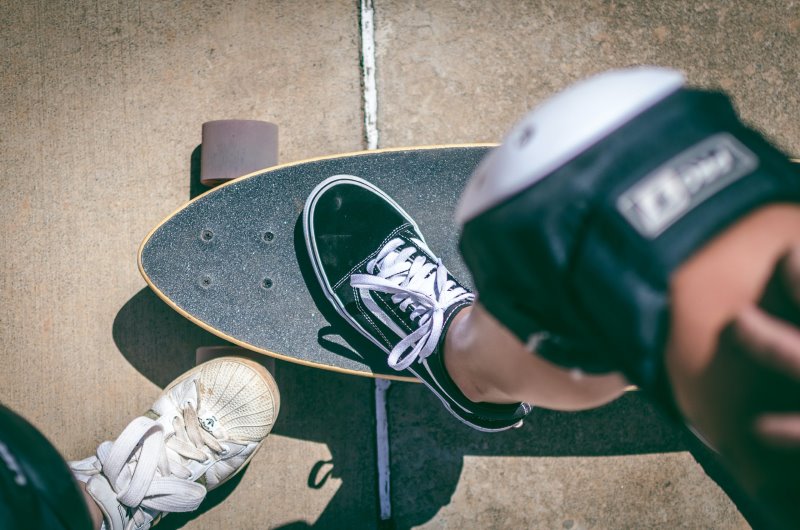 Fuß auf Skateboard zum Landpaddling