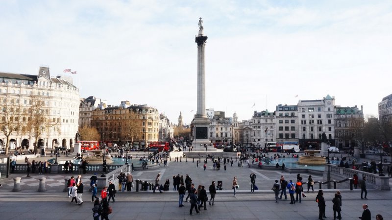 Ein von vielen Menschen besuchter Trafalgar Square.