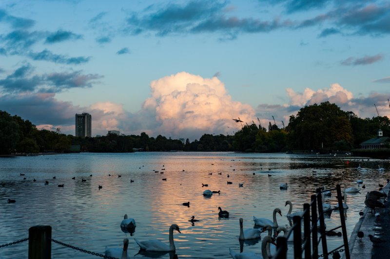 Abenddämmerung am Serpentine Lake im Hyde Park.