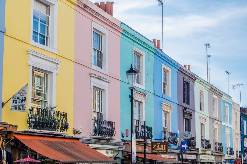 Sieht man diese bunten Haeser in London, denkt man direkt an Notting Hill.