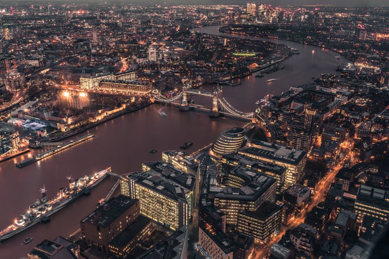 Londons imposante Skyline bei Nacht.