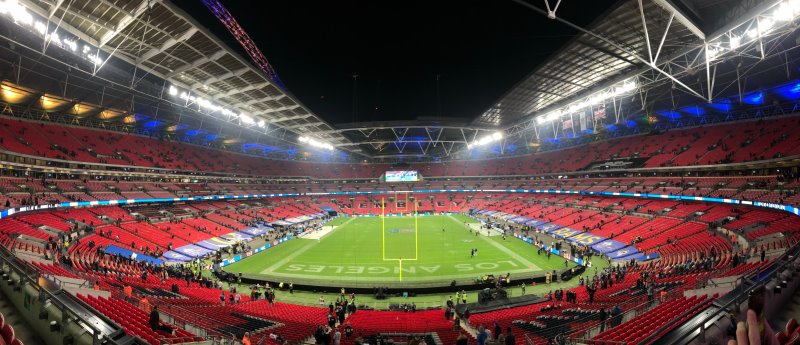 Das Wembley Stadium bei Nacht.