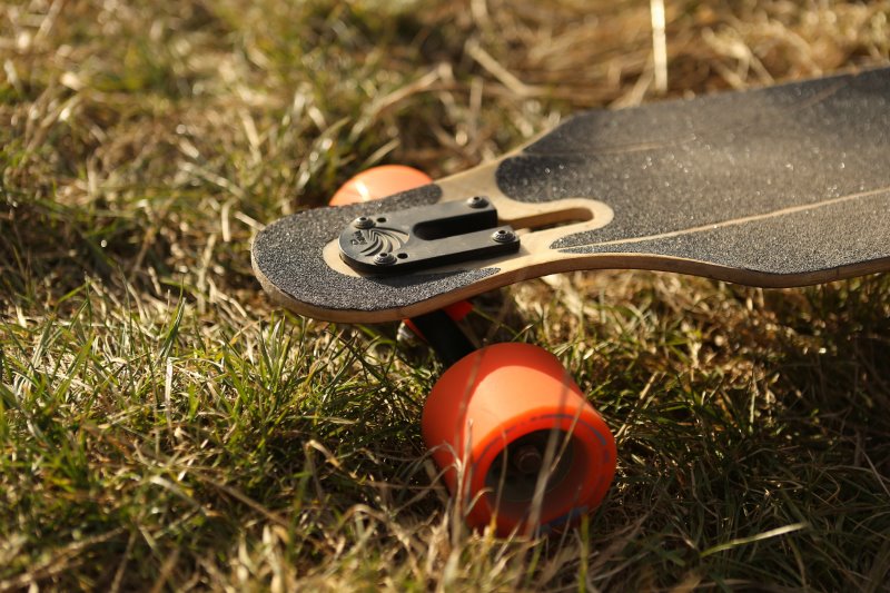 Ein Longboard im Gras