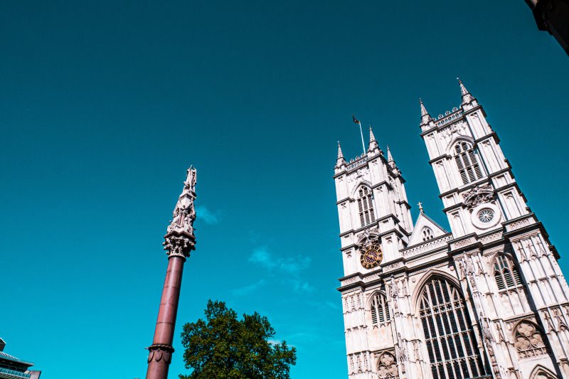 Westminster Abbey bei blauem Himmel in London ist ein beliebtes Reiseziel.