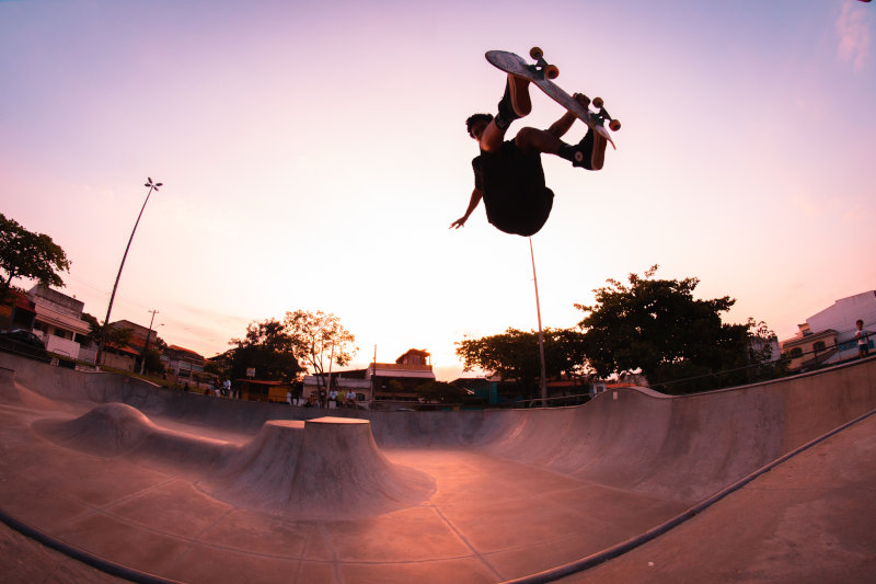 Skater macht Tricks mit einem Skateboard