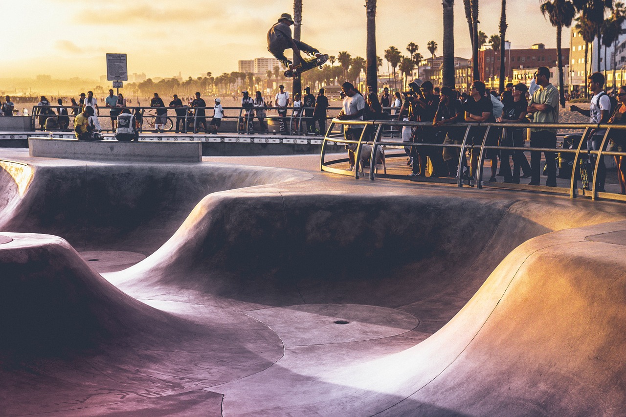 Viele Schaulustige in einem Skatepark am Strand.