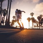 Skater auf einem Longboard