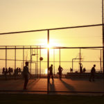 Streetballspiel im Käfig