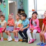 Kinder spielen ein Stuhlkreisspiel im Kindergarten