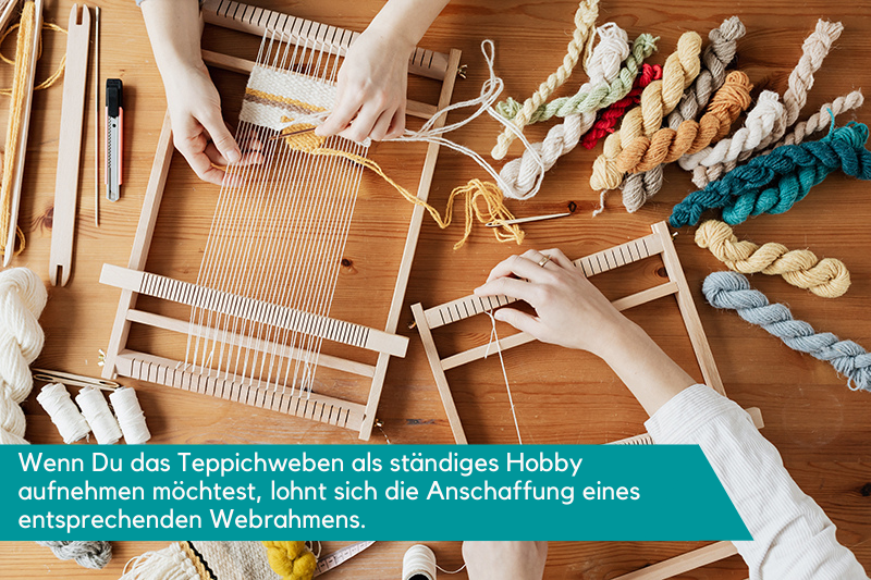 Wir sehen zwei Paar Hände, die jeweils an einem Webrahmen an Teppichen arbeiten. Um sie herum liegen Materialien wie Garn, Messer, Faden. Die Beschriftung lautet: "Wenn Du das Teppichweben als ständiges Hobby aufnehmen möchtest, lohnt sich die Anschaffung eines entsprechenden Webrahmens."