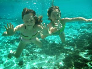 Tauchende Kinder bei Unterwasserspielen