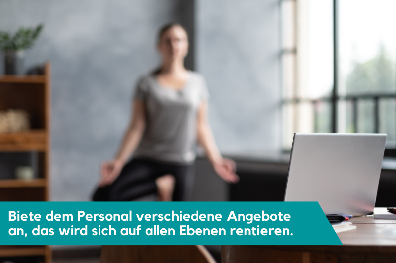 Frau macht Yoga mit Laptop auf Schreibtisch