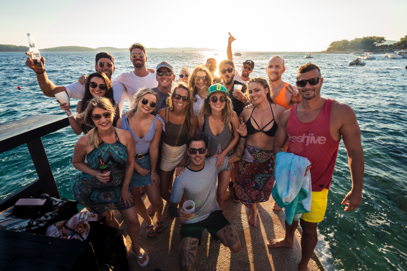 Eine Gruppe Freunde am Strand