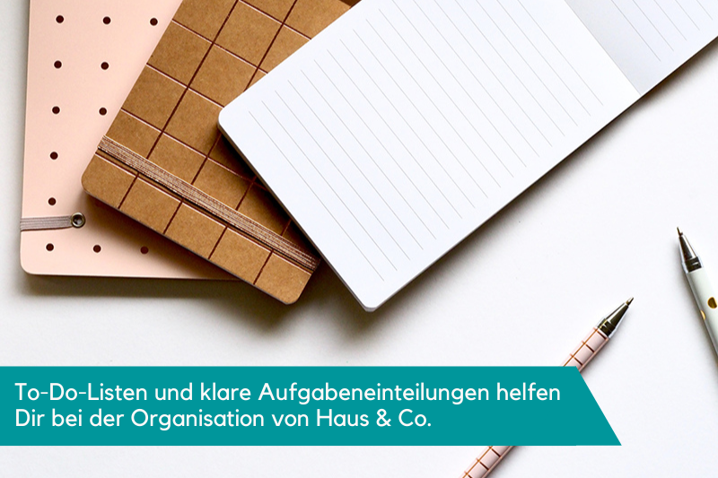 Drei Notizblöcke, das erste pink mit Löcherung, das zweite braun mit Karo-Muster und das dritte aufgeschlagen auf liniertes Papier, liegen übereinander. Die Beschriftung lautet: "To-Do-Listen und klare Aufgabeneinteilungen helfen Dir bei der Organisation von Haus & Co."