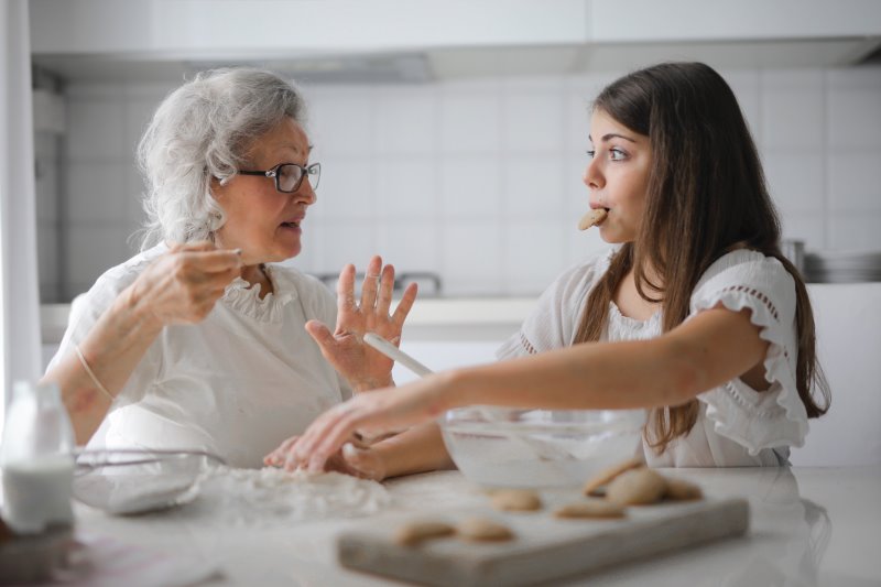 Oma und Enkelin backen Kekse.