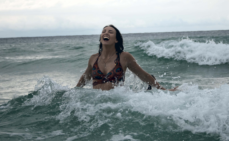 Mädchen lachend im Meer