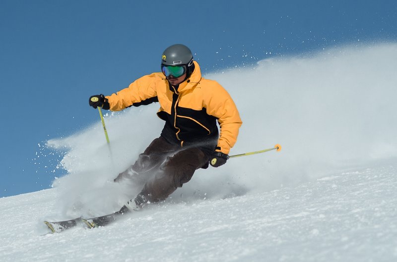 Mann fährt Ski im Schnee.