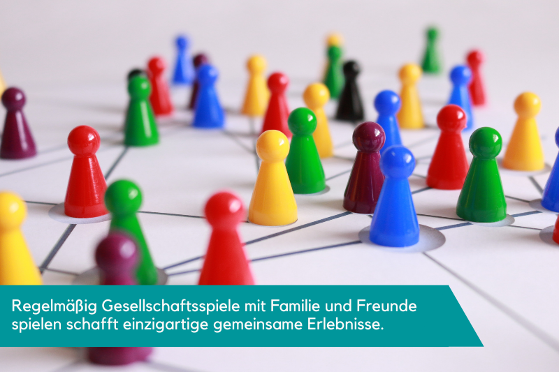 Gesellschaftsspiel mit Figuren und Spielfeld