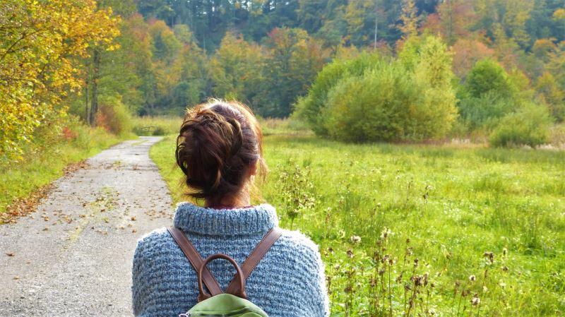 Frau geht spazieren gegen Stress