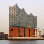 Die Elbphilharmonie neben dem Hamburger Hafen.