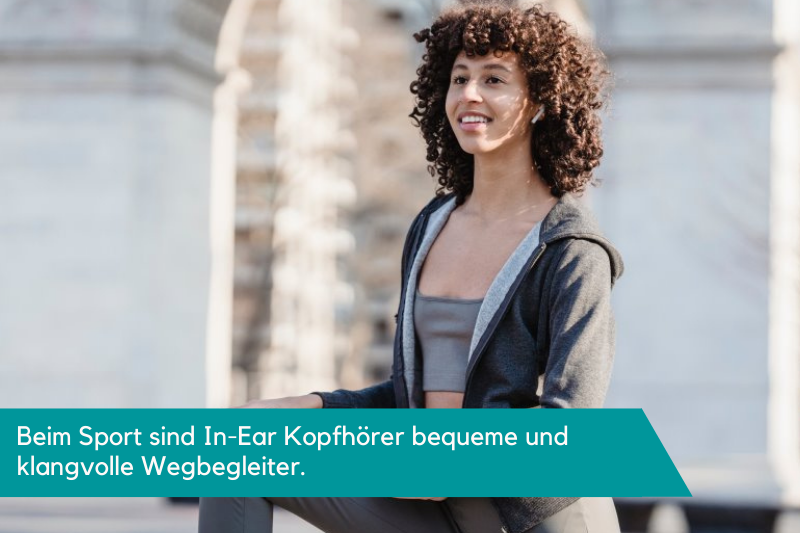 weibliche Person in Sweatjacke mit In-Ear Kopfhörer