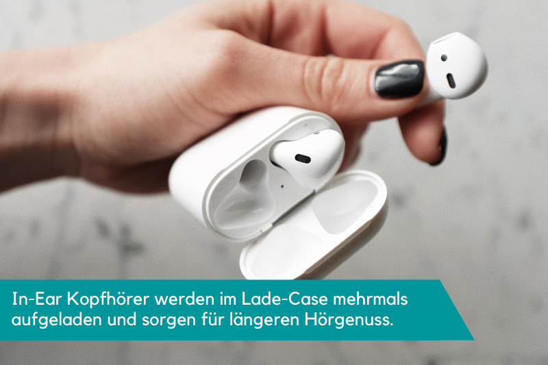 in einer hand lade-case mit in-ear kopfhörer