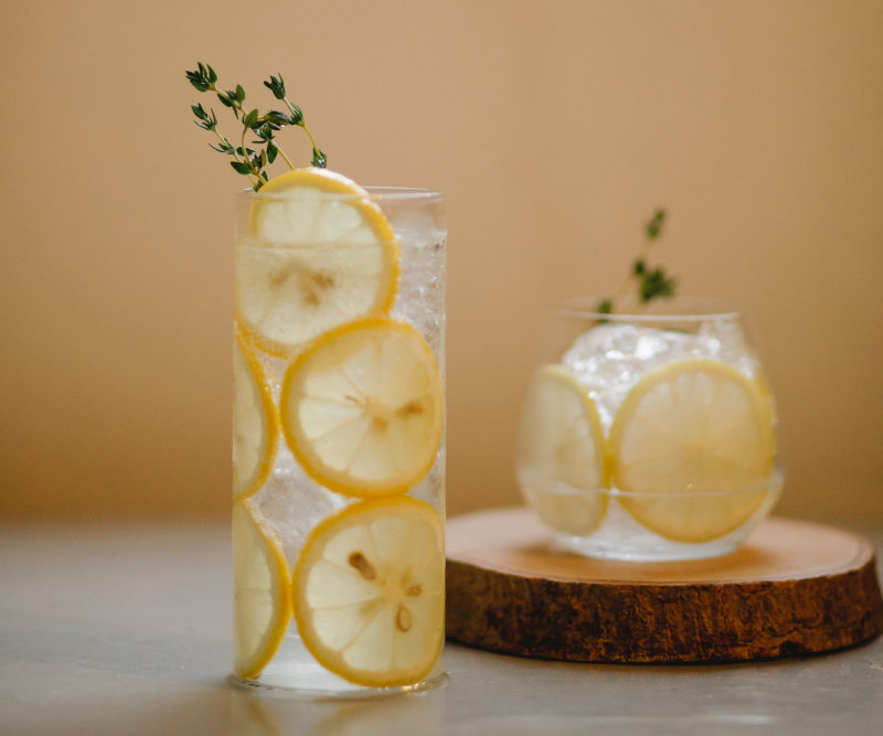 Wasserglas mit Zitronenscheibe gegen Reisekrankheit