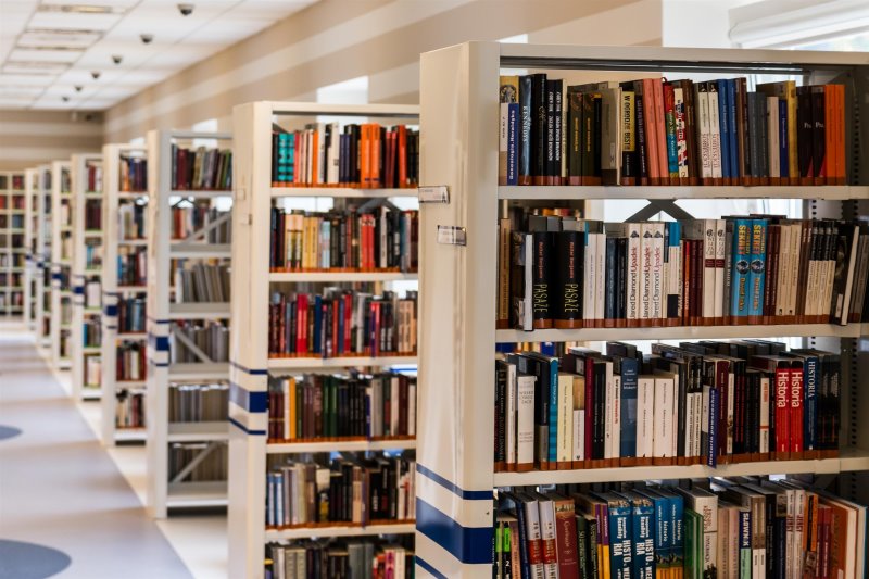 Bibliothek mit mehreren Regalen