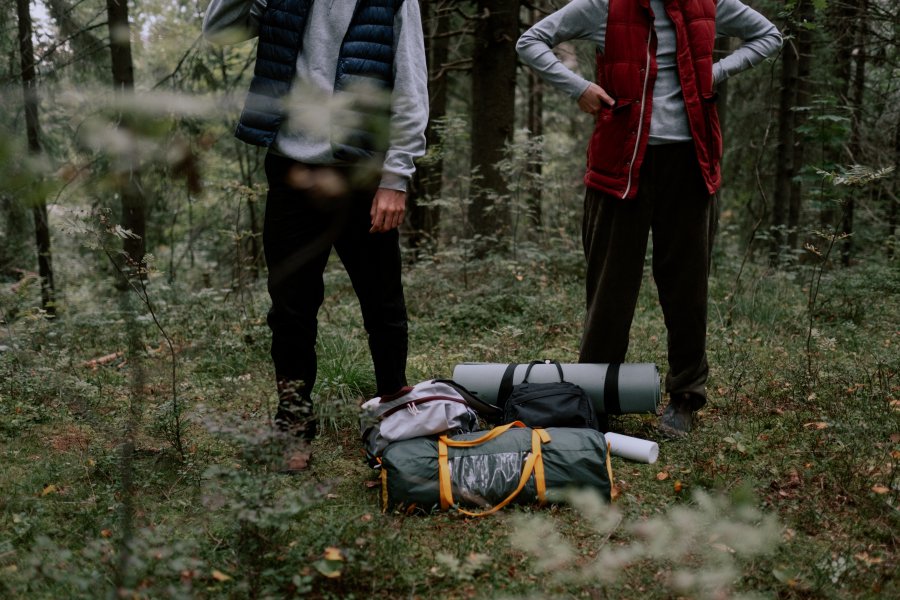 Menschen mit Camping Ausrüstung im Wald.